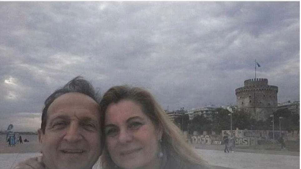 Ο Σπύρος Μπιμπίλας αποχαιρετά τη φίλη του Χρύσα Σπηλιώτη